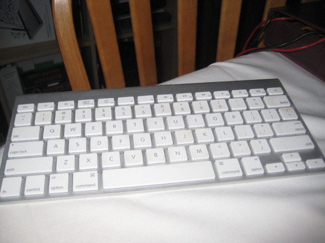 FS: Apple magic bluetooth keyboard, external CD/DVD player in General Electronics in Ottawa