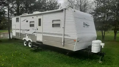 À vendre, roulotte Springdale, 32 pieds (29.5 pieds de plancher) 2005, idéale pour une famille, exte...