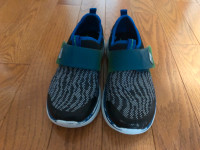 Sketchers size 3.5 child running shoes