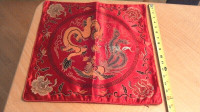 Housse  de coussin rouge en satin avec dessin de dragon (300821-