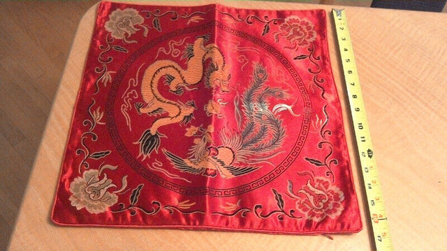 Housse  de coussin rouge en satin avec dessin de dragon (300821- dans Autre  à Laval/Rive Nord