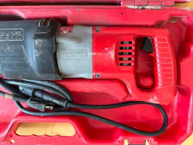 Milwaukee Tool 12 Amp SAWZALL Reciprocating Saw with Case in Power Tools in City of Toronto - Image 6