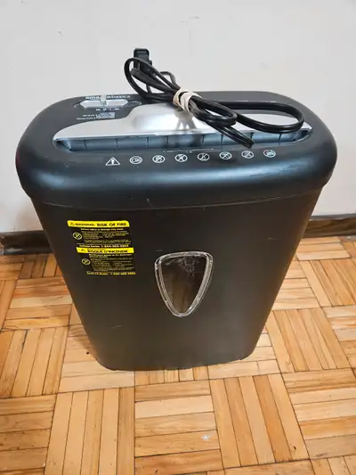 Amazon Basics paper shredder with bin shreds up to 8 sheets In great working condition $25