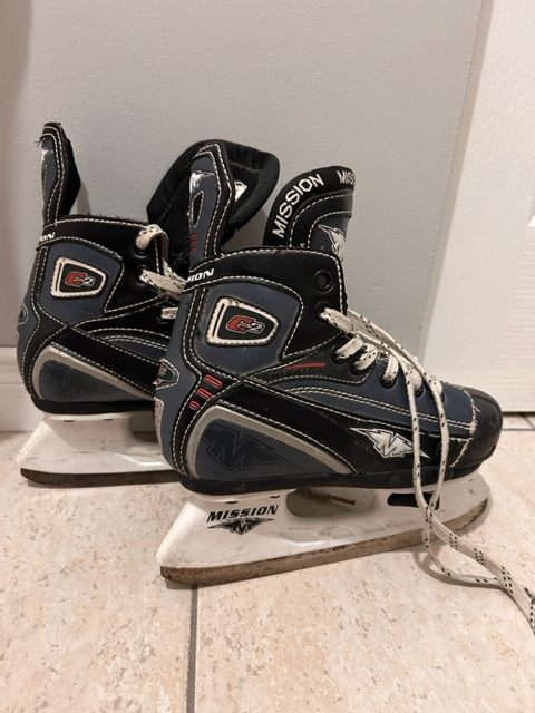 Patins ajustables jeune 13-3 dans Patins et patins à roulettes  à Sherbrooke - Image 2