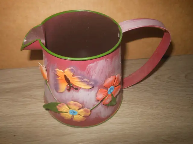 metal watering can with decor in Plants, Fertilizer & Soil in City of Montréal - Image 5