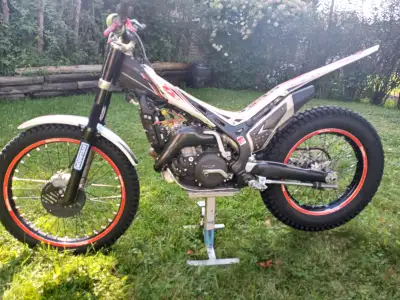 Moto Evo Beta 2011 Beau comme un neuf ! Avec pièces de rechange et beaucoup d'accessoires $5,800.00...