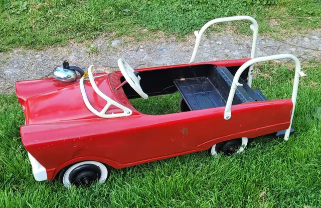 1960s Murray Super Deluxe Fire Truck Pedal Car Hook and Ladder in Arts & Collectibles in Kingston - Image 4