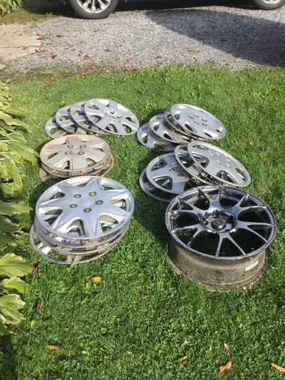 Enjoliveurs de roues (caps) un ensemble de 4 de 17 pouces et 4 ensembles de 15 pouces 25$ ch. Un ens...