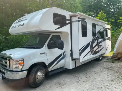 Pristine condition Thor Motor Coach Four Winds 28Z priced to sell!  With only 16,000 kilometres, thi...