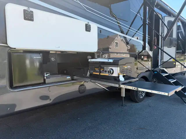 Fifth wheel pinnacle 2025 in RVs & Motorhomes in Longueuil / South Shore - Image 3