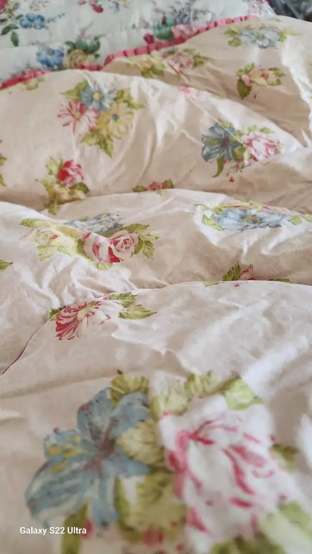 Antique Down Filled Quilts in Bedding in Ottawa - Image 6
