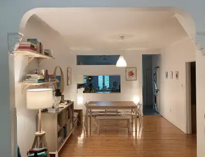Appartement 5 1/2 rénové au 2e étage rue Chabot, avec 3 chambres et salon double, situé directement...