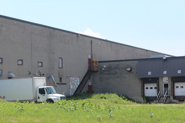 LOCAUX - ENTREPOT - STORAGE - COMMERCIAL - INDUSTRIEL dans Espaces commerciaux et bureaux à louer  à Drummondville - Image 3