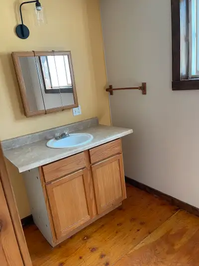 Dry Cabin for Rent $1600.00 Monthly propane heat and hydro included full size refrigerator and stove...