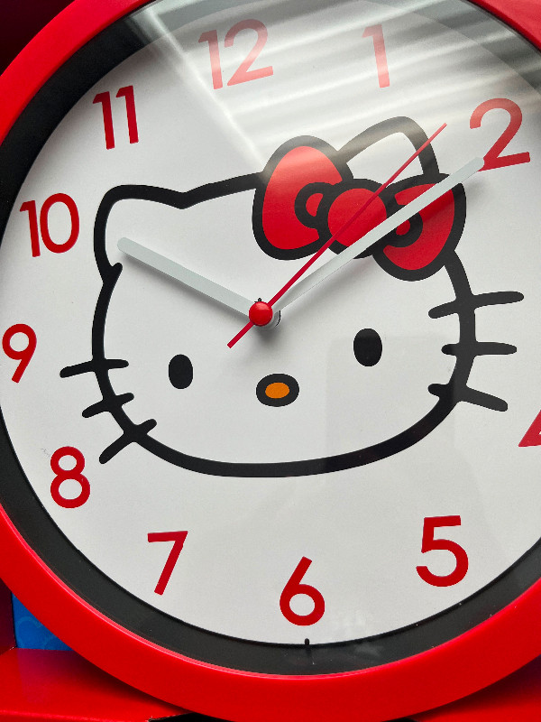 Hello kitty clock in Home Décor & Accents in Ottawa