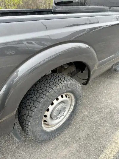 En parfaite condition. Bien entretenu. 179000km. Boite de 8 Pieds. 2 roues motrices. 6.2L. Capacité...