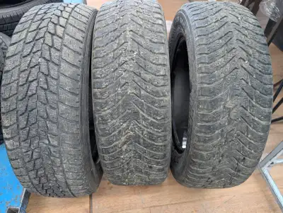 À vendre : trois pneus d'hiver de haute qualité en bon état avec une bonne profondeur de rainures. P...
