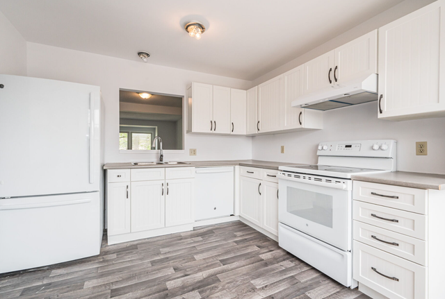 Room for rent (student sublet) May-August in Room Rentals & Roommates in Kitchener / Waterloo - Image 7