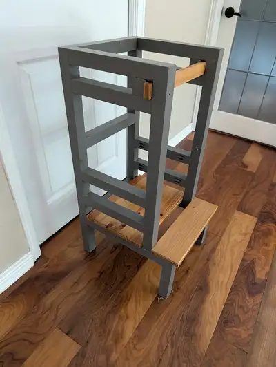 Adjustable height learning tower. Adjusts for 3 heights. Has sliding safety bar that can be screwed...