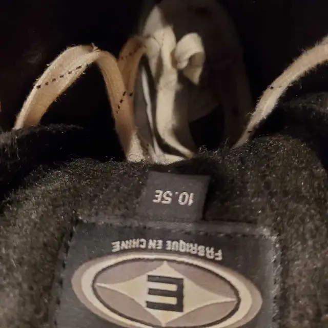 Mens EASTON Skates Size 10.5 E Skate Size in Skates & Blades in Barrie - Image 6