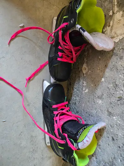 Goalie skates / patins de gardien de but, View more