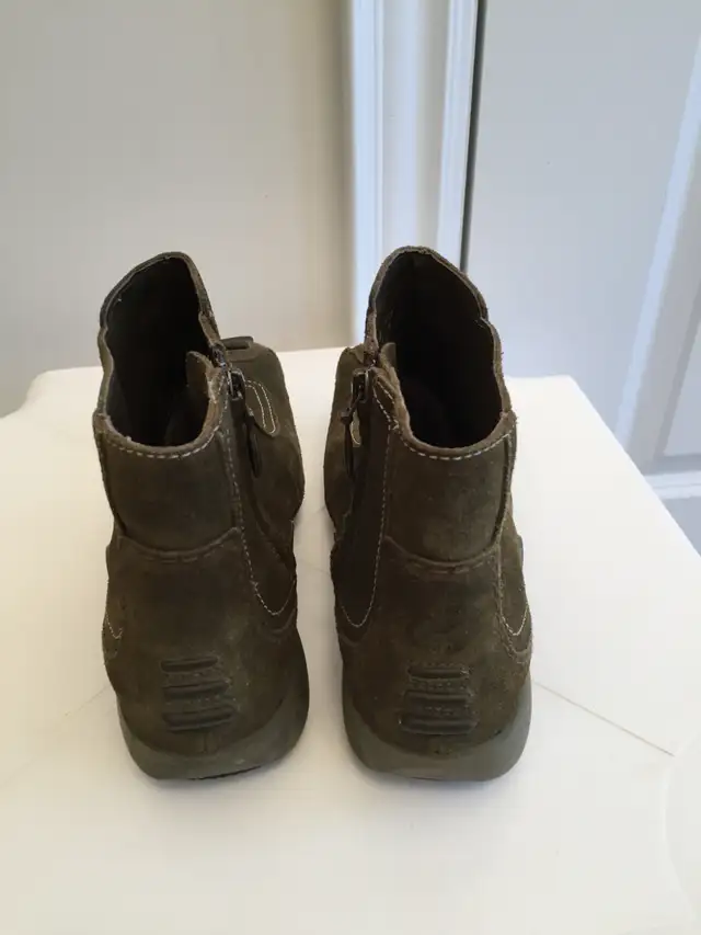 Privo Clarks Waterproof Leather Ankle Boots shoes Women size 6M in Women's - Shoes in Markham / York Region - Image 3
