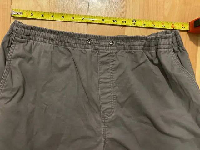Men’s shorts $10 Medium-large grey shorts with elastic waist in Men's in Mississauga / Peel Region - Image 3