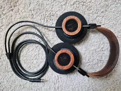 Grado RS2e headphones, View more