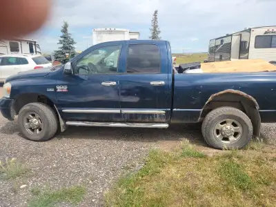 2007 dodge 3/4 ton 4x4 Needs alittle work but has been reliable... 4 door Moon roof and sunroof Leat...
