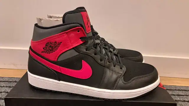 Jordan 1 Retro MidGym Red in Men's Shoes in Markham / York Region - Image 2
