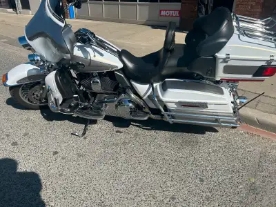 2009 Harley Davidson Electra glide ultra classic custom for sale Bike is in excellent condition and...