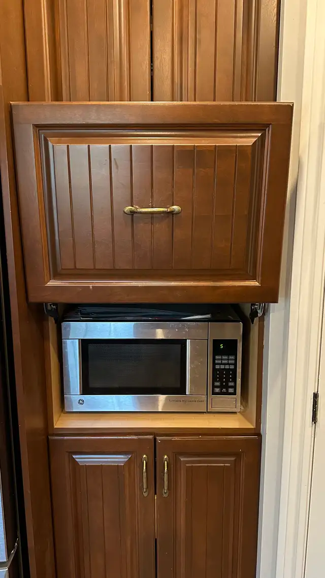 Armoire de cuisine en merisier, lavabo et Ogee | Cabinets & Countertops ...