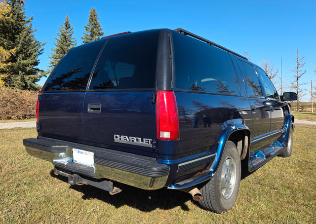 1995 Chevy Suburban 1500, 4WD excellent condition in Cars & Trucks in Calgary - Image 4