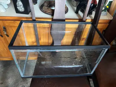 Ice little aquarium-no leaks. Just needs a cleaning. Dimensions in pics.