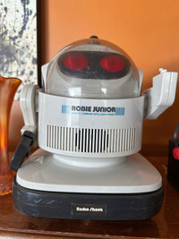 Robie Junior Radio Shack vintage 1986 robot. 