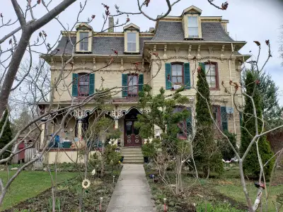 Large 1 bedroom apt with eat in kitchen. 3rd floor walk-up. Close to downtown. Ideal for working cou...