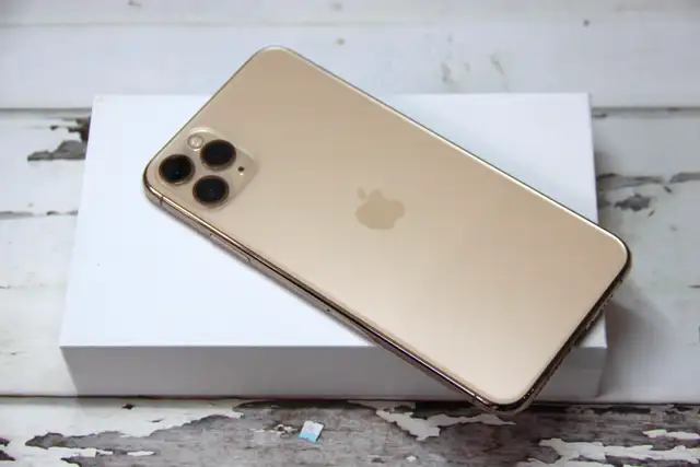 iPhone 11 Pro Max, 64GB, Gold in Cell Phones in Hamilton - Image 2