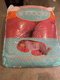 Leachco Snoogle pregnancy / nursing / body pillow