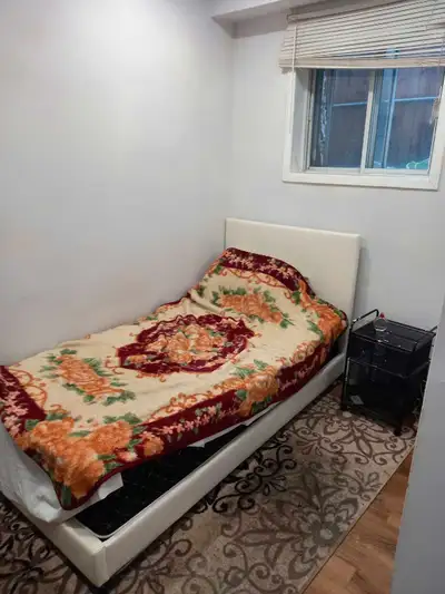 Chambre à Louer Saint-Laurent ( près du métro côte-vertu)