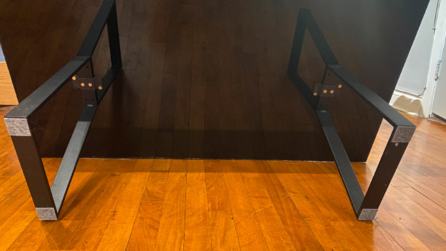 Table basse Marvel, 2 pieds en acier, finition résine époxy. dans Tables basses  à Ville de Montréal - Image 2