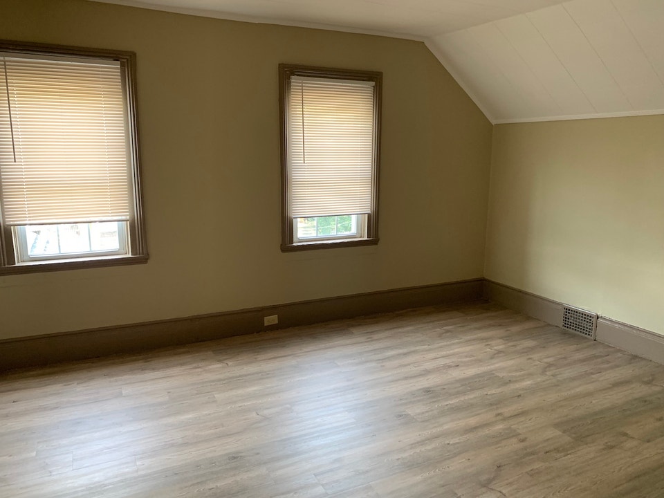 SPACIOUS UPPER 2 BEDROOM APT. IN CENTRAL ST. CATH.!!!! 4