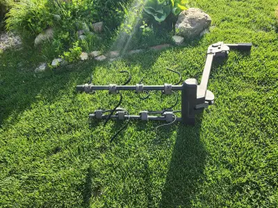 Get ready to hit the road with your bikes using this Thule Camber 4 bike hitch rack. It's designed t...