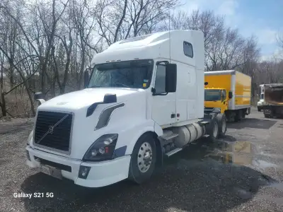2006 Volvo D12 13 speed 1039455 km asking 17000$ Annual safety till February 2027
