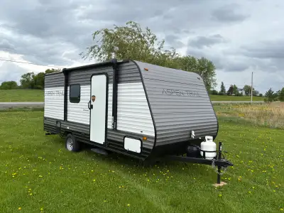 Dutchman Aspin Trail 17bh. Lightweight at only 3080 lbs. Sleeps 5-6, queen bed, 2 bunks and the dine...