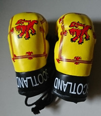 VIVA Souvenirs Scotland Rampant Lion Miniature Boxing Gloves