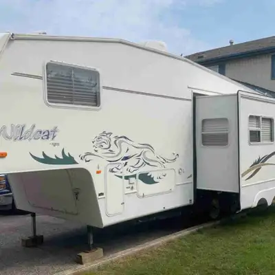 2004 28 foot forest river wildcat fifth wheel camper trailer well maintained very clean inside and o...