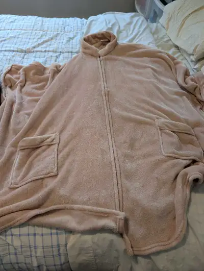 Barefoot Dreams mini Robe, View more