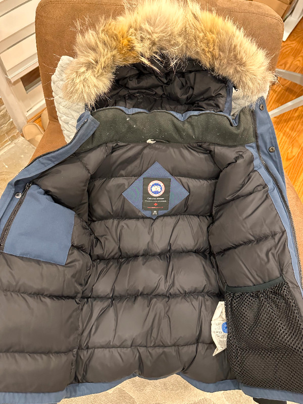 Canada Goose Logan youth parka medium 10-12 in Kids & Youth in City of Toronto - Image 2