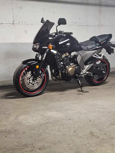 Je cherche a vendre mon kawasaki Z 750 2005. C'est une moto qui a un bon potentiel pour pimper. Avec...