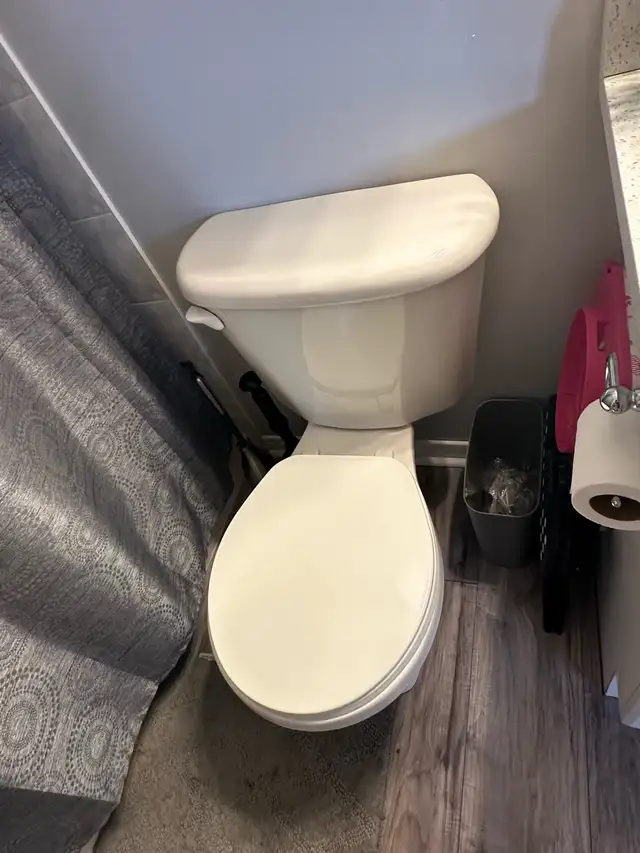 FREE toilet in Plumbing, Sinks, Toilets & Showers in Oshawa / Durham Region - Image 3